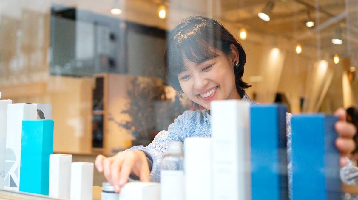 woman organizing retail shelves