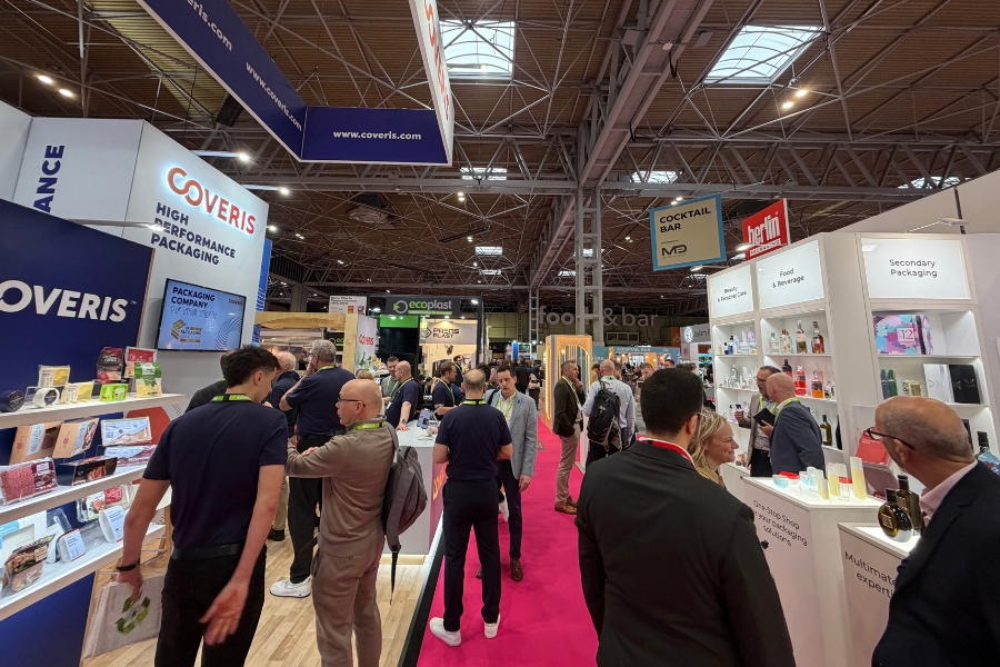 Attendees swarm the exhibit hall at Packaging Innovations